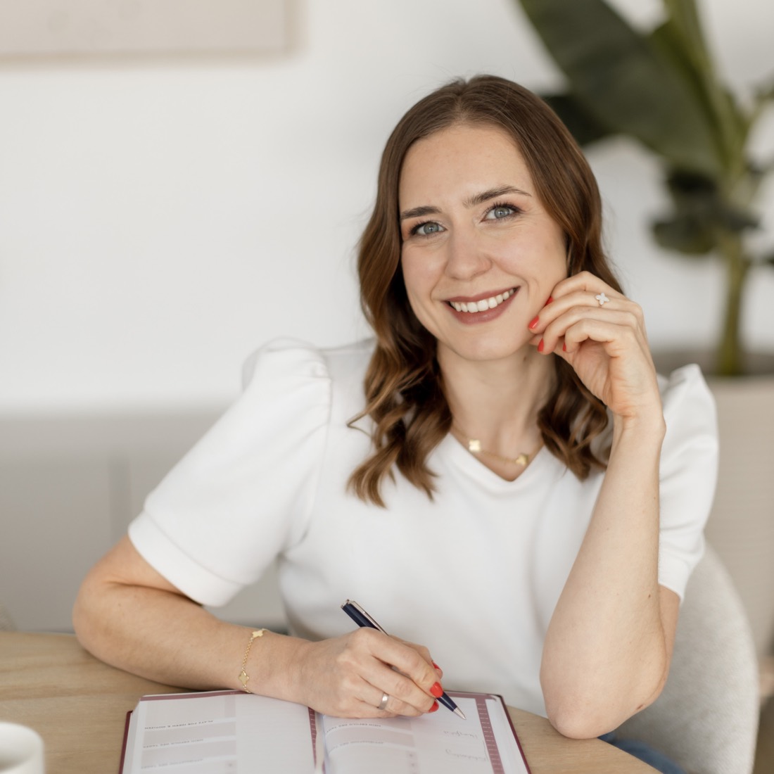 Katharina Nahm an ihrem Schreibtisch