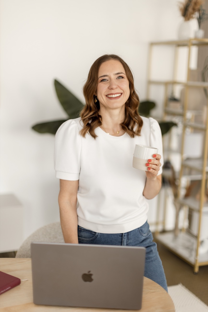 Katharina Nahm mit Laptop